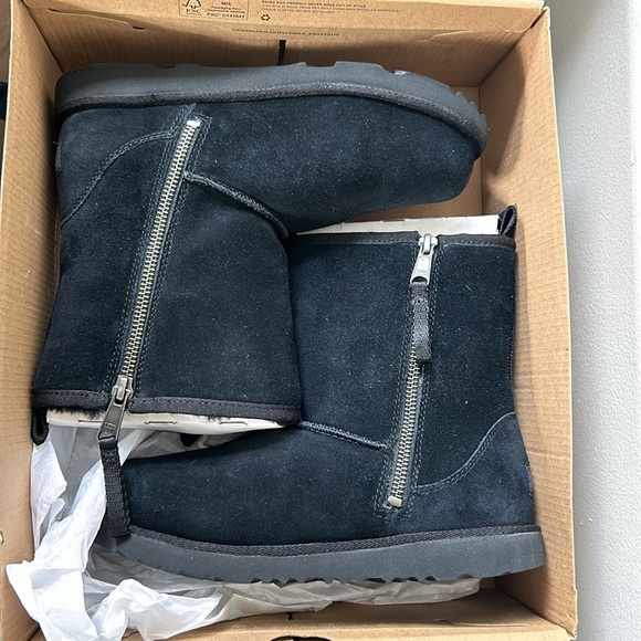 UGG Kids 4 Classic Short Dual Zip Black Uggs - Picture 3 of 7